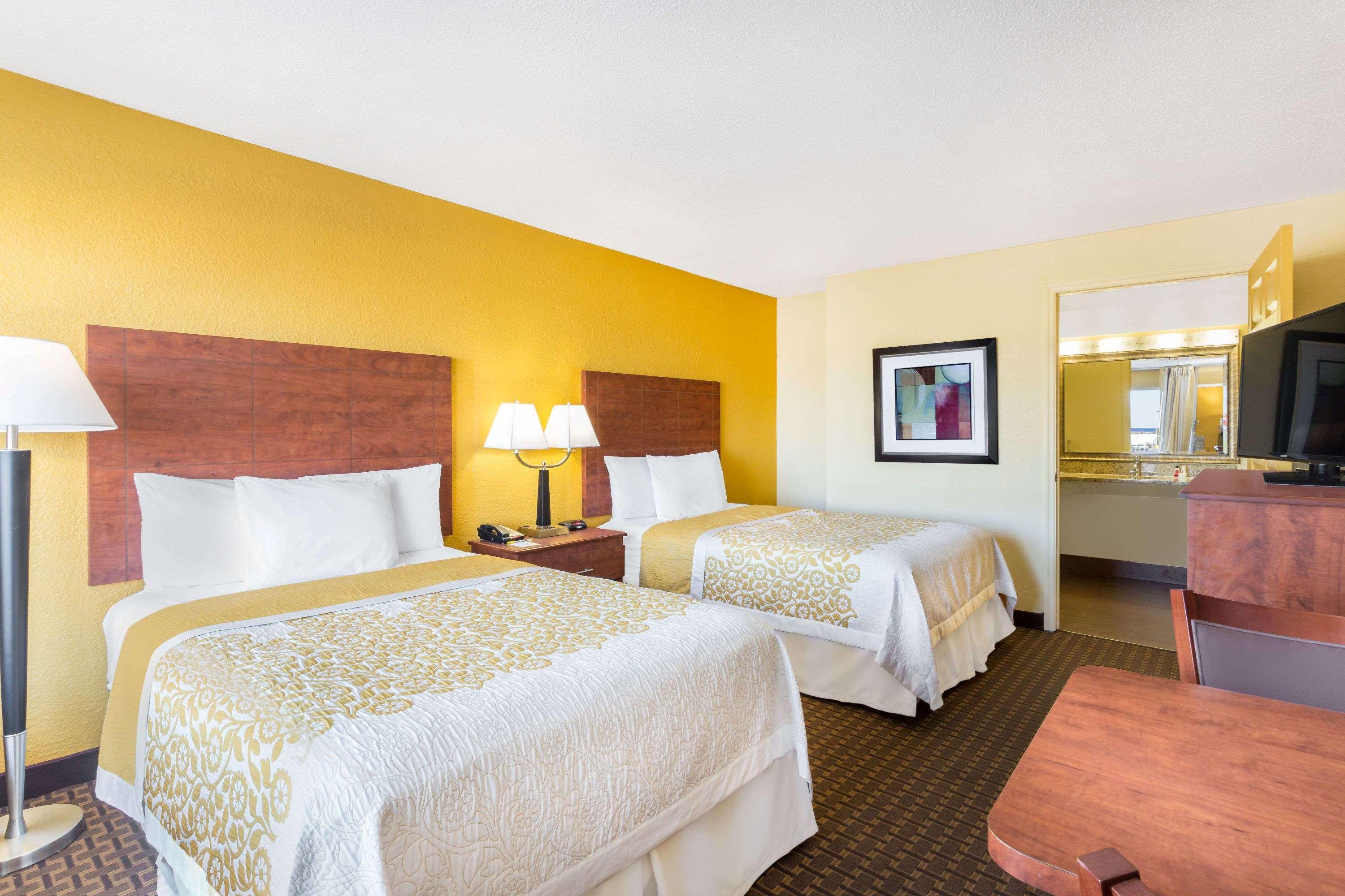 Days Inn By Wyndham Wildwood I-75 מראה חיצוני תמונה